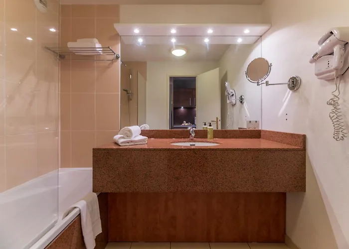 Hotel Cerise Bordeaux Aéroport 3*